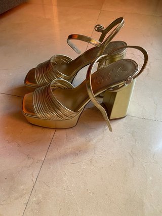 Sandalias doradas Mango tacón plataforma