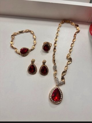 Conjunto de Joyas Oro y Rojo