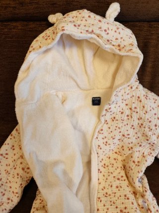 Albornoz infantil con capucha y estampado floral