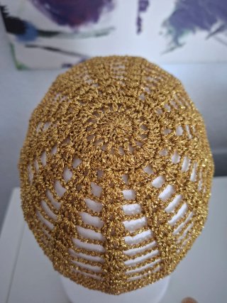 Gorro crochet dorado brillante
