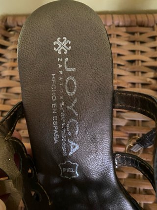 Sandalias de piel doradas nº 38 con pedrería