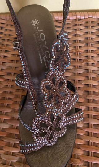 Sandalias de piel doradas nº 38 con pedrería