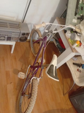 Bicicleta BMX morada antigua