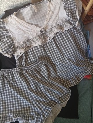 Conjunto pijama coquette cuadros gris y blanco