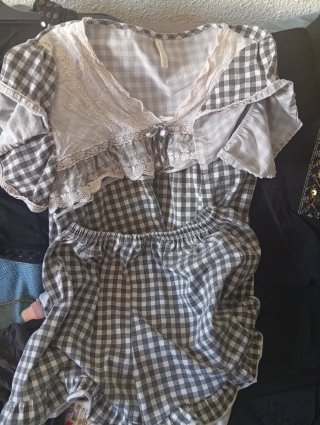 Conjunto pijama coquette cuadros gris y blanco