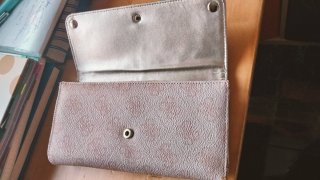 Monedero Tarjetero Guess Flores y Tachuelas