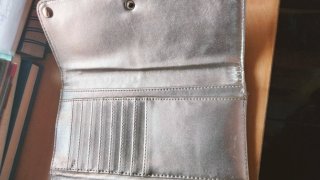 Monedero Tarjetero Guess Flores y Tachuelas