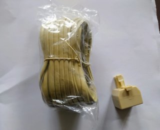 Cable telefónico crema enrollado conexión modem