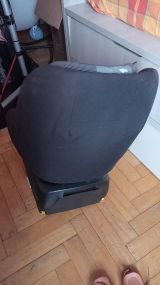 Silla de coche con uso, funciona perfectamente.
