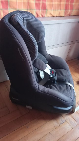 Silla de coche con uso, funciona perfectamente.