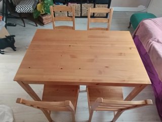 Mesa y 4 sillas de madera