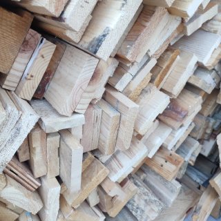 Restos de madera para manualidades o leña