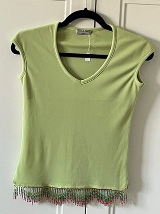 Camiseta verde pistacho con abalorios Talla M