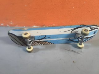 Monopatín negro