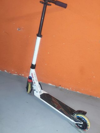 Patinete blanco y negro