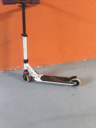 Patinete blanco y negro