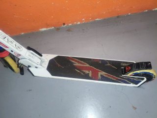 Patinete blanco y negro