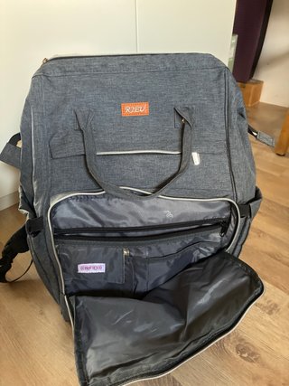 Mochila de viaje gris