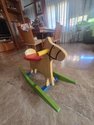 Caballo balancín de madera