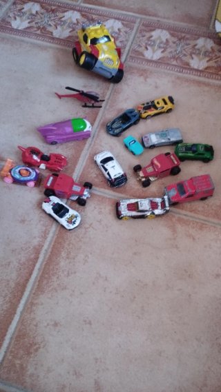 Lote de coches y helicóptero de juguete