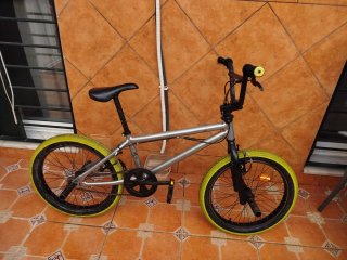 Bicicleta BMX Plata Neumáticos Amarillos