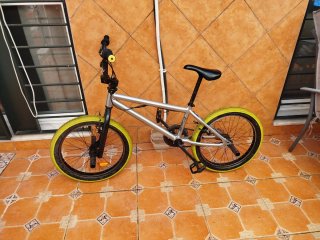Bicicleta BMX Plata Neumáticos Amarillos