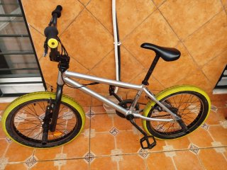 Bicicleta BMX Plata Neumáticos Amarillos