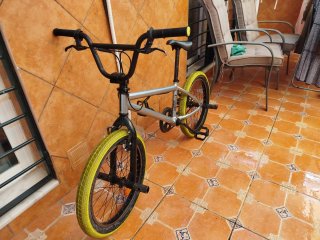 Bicicleta BMX Plata Neumáticos Amarillos
