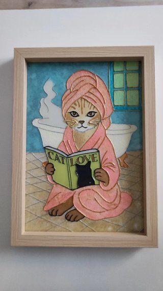 Cuadro de vidrio con gato leyendo