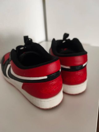 Zapatillas Jordan Negras y Rojas
