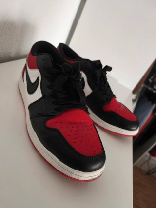Zapatillas Jordan Negras y Rojas