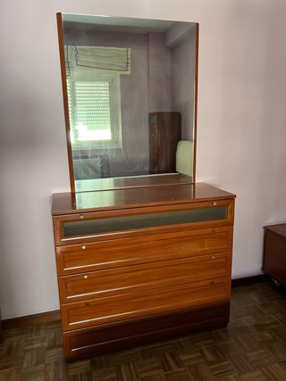 Cómoda de madera con espejo