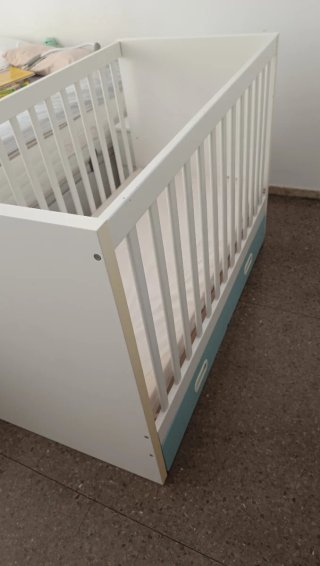 Cuna Ikea blanca con cajones