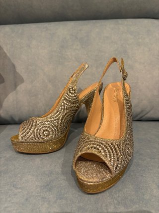 Zapatos de fiesta Menbur dorados y plateados
