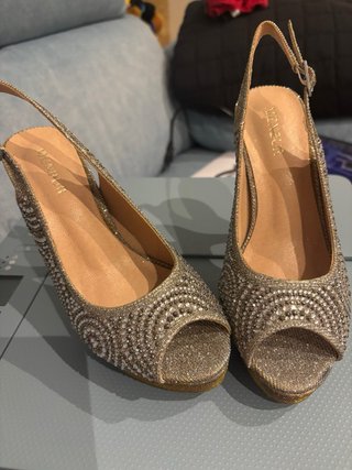 Zapatos de fiesta Menbur dorados y plateados