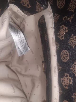 Bolso y monedero Guess a juego