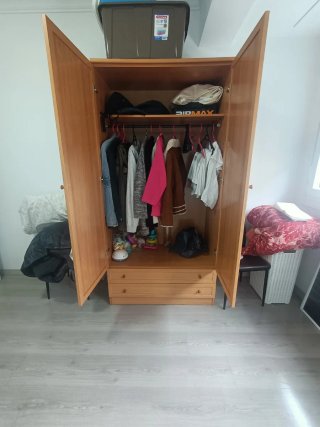 Canapé con cabecero, cómoda, armario y mesa entrad