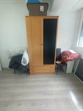 Canapé con cabecero, cómoda, armario y mesa entrad