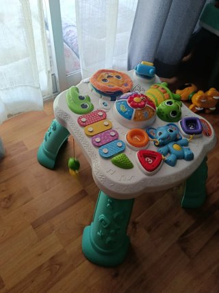Mesa de actividades para bebé