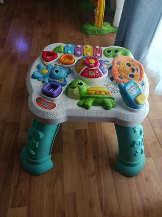 Mesa de actividades para bebé