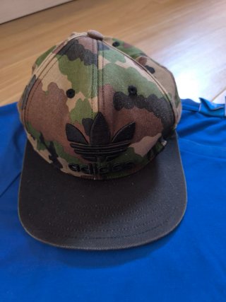 Camiseta y Gorra Adidas Camuflaje Azul