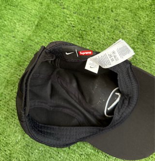 Gorra Nike Air x Supreme Negra