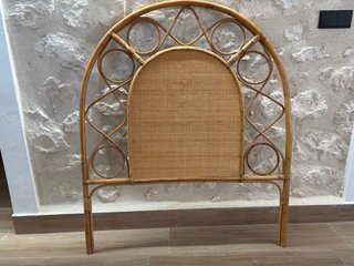 Cabezales de cama de madera y uno de mimbre