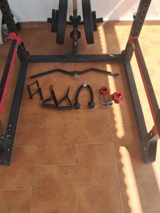 Rack con poleas + Barra con 107,5 en discos bumper
