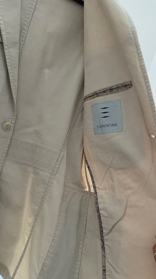 Americana beige con bolsillos
