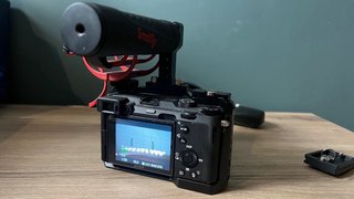Sony A7c como nova c/ lente 28-70mm e acessórios