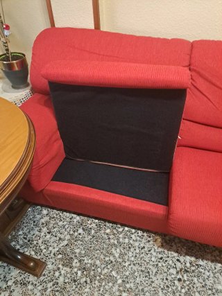 Sofá de tela rojo casi nuevo