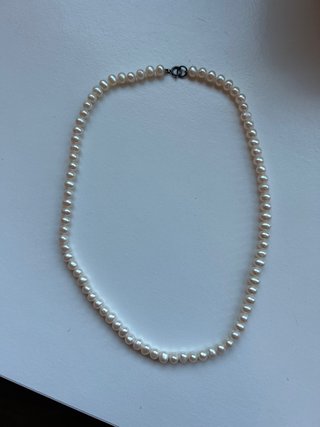 Collar de perlas blancas con cierre plateado