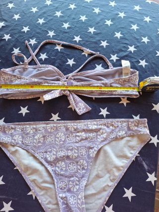Bikini morado y blanco estampado