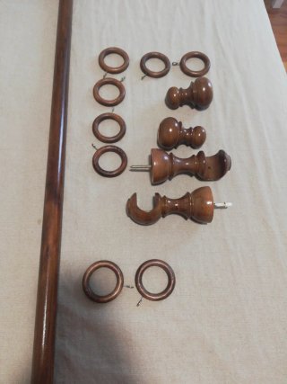 Barra cortina madera con soportes y remates. 130cm
